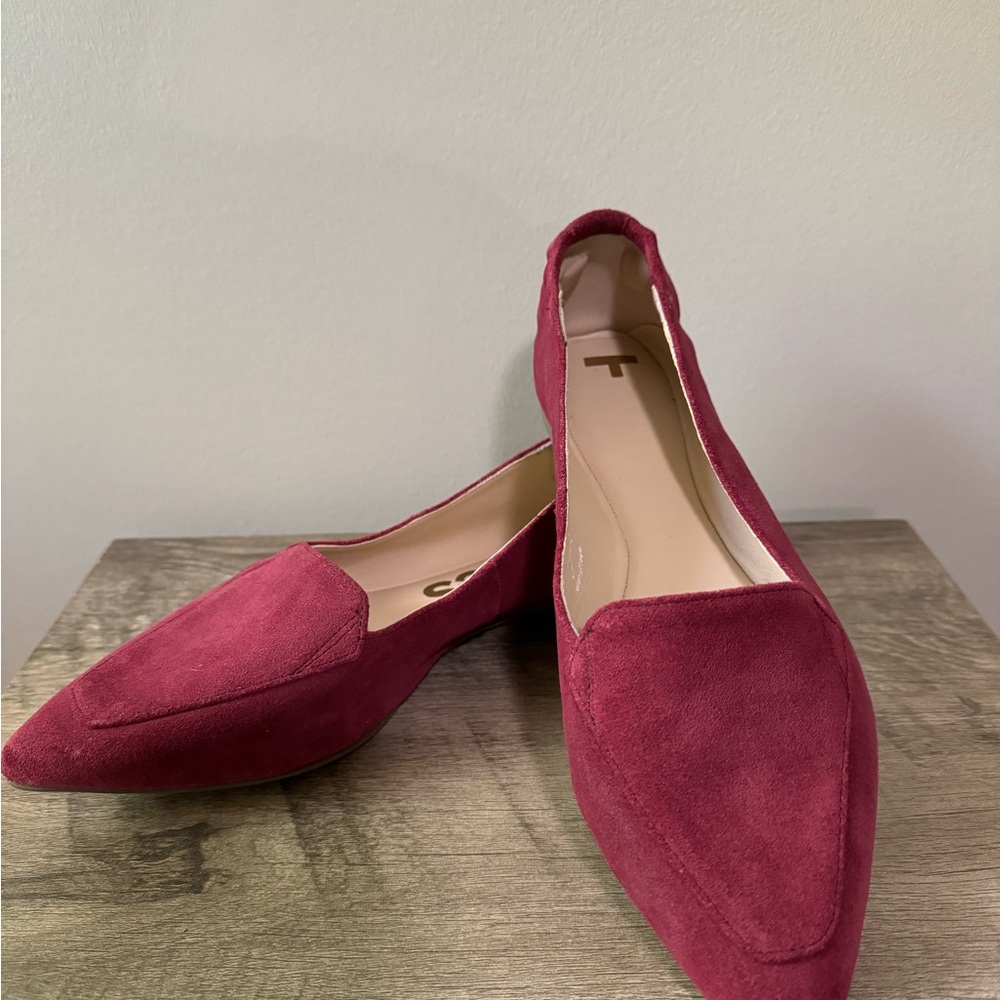 Hush Puppies pointed flats rhubarb red suede size 8.5.Moyen
